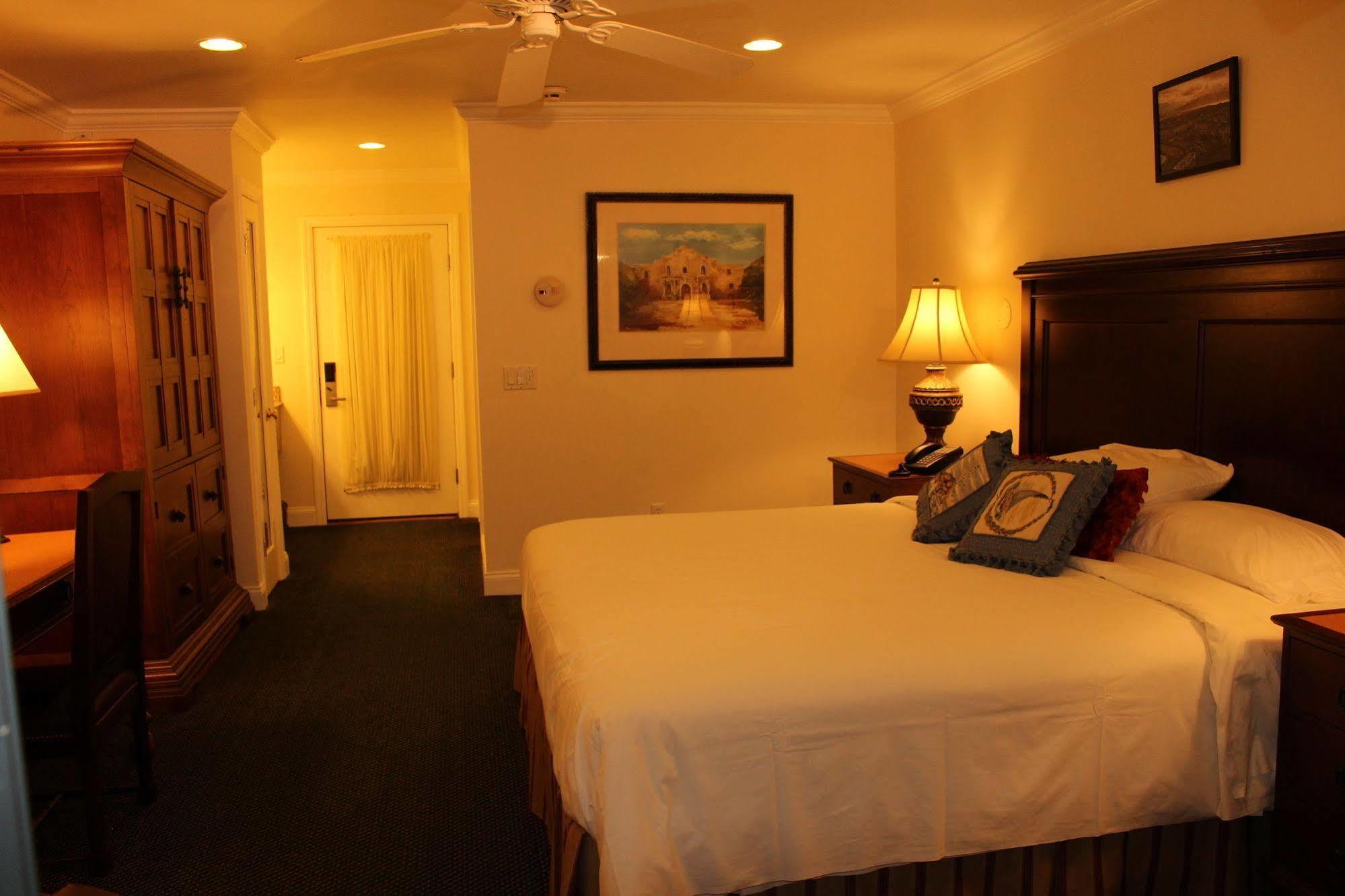 Kenny's Tipperary Inn Montauk Bagian luar foto