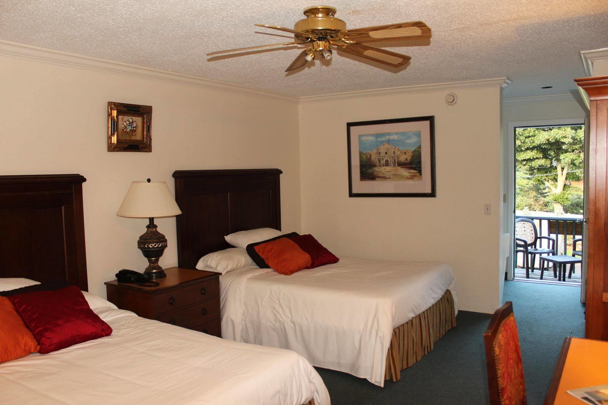 Kenny's Tipperary Inn Montauk Bagian luar foto